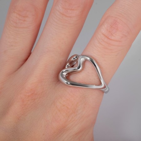 The ring was “minimal” the heart, the color is silver, dimensionless-1