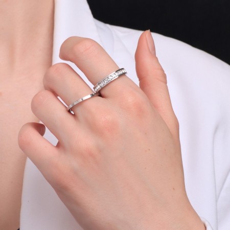 Ring Xuping overflow of light, white color in silver, size 18-1