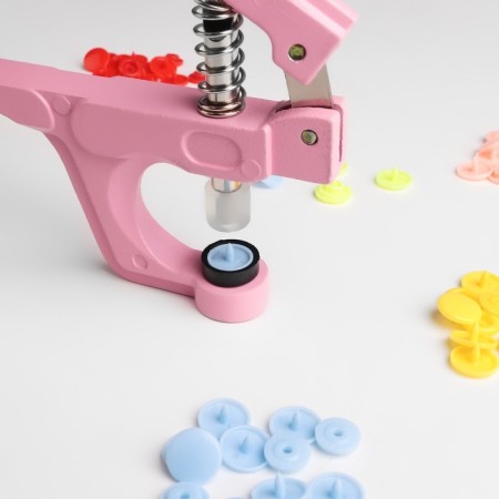 Set for installing plastic buttons: buttons, d = 13 mm, 100 pcs, forceps, awl, screwdriver, tweezers, in the organizer-1