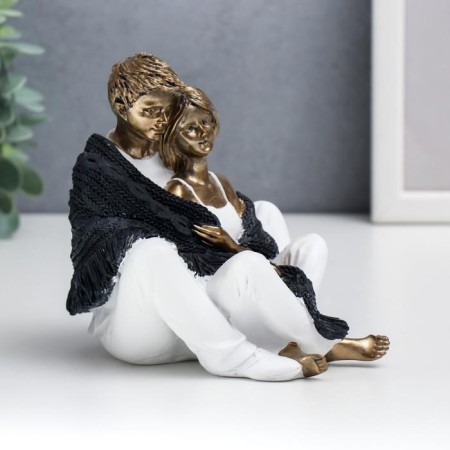 Polystone souvenir "in love with white clothes, tenderness and hug" 12x10.5x12 cm-1