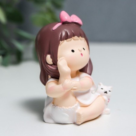 Souvenir Polystone "Baby with a white cat - yoga" 5.5x4.5 cm-1
