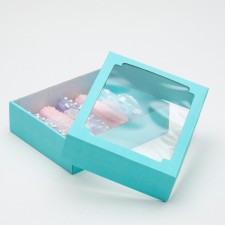 The box is the team, the lid is, with the window, blue, a mix of blue, 18 x 15 x 5 cm