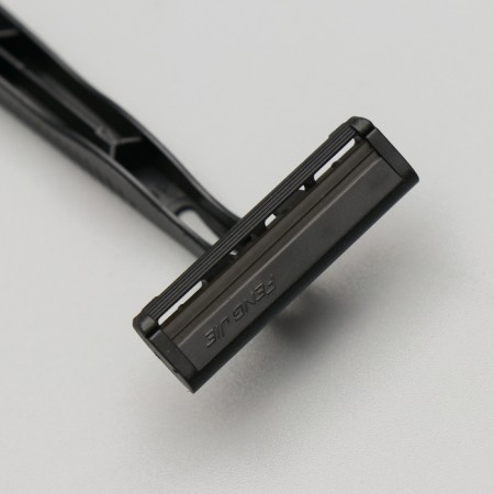 Disposable razor "standard" with two stainless blades-1