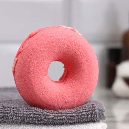 The bath bomb "Donut with coconut sprinkling", red-2