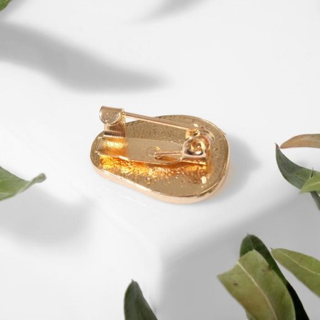 Avocado brooch, color in gold-1