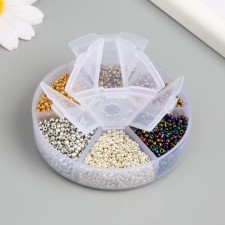 Glass beads 8/0 (3 mm) in the casket 