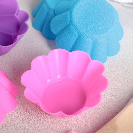A set of baking shapes of “chamomile”, silicone, 7 × 3 cm, lower d = 4.5 cm, 6 pcs, color mix-1