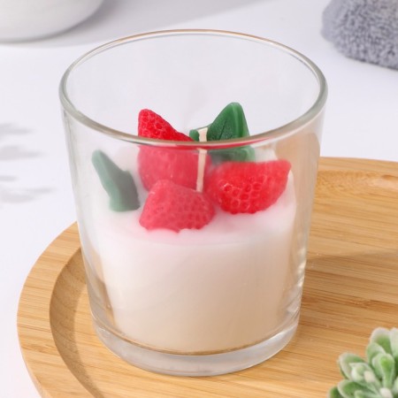 Candle in a glass "Berries", with decor