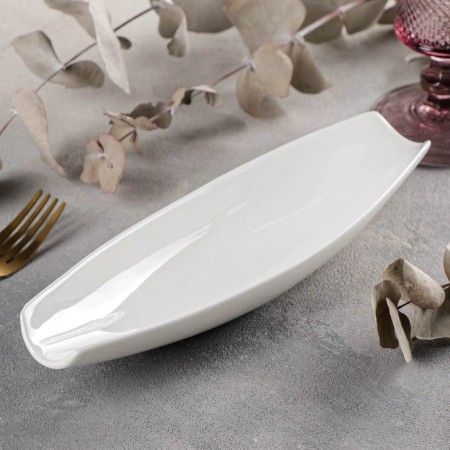 Porcelain dish, 26 × 7.5 cm, white color