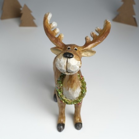 Polystone souvenir "An important elk in a spruce wreath with berries" costs 16.5x10x25 cm-1