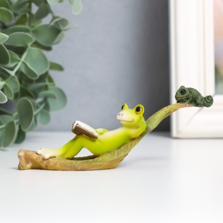 Souvenir Polystone "Frog reads a book on a leaf with chameleon" 4.6x3x12 cm-1