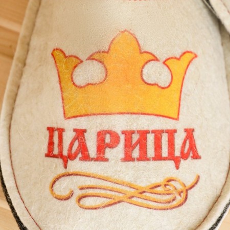 Slips for a bath with a print "Queen", felt, p. 38/39-1
