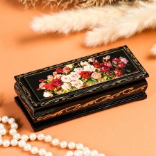 Rose box, 14 × 6 cm, lacquer miniature