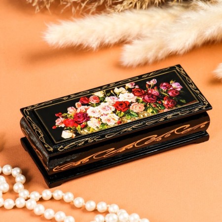 Rose box, 14 × 6 cm, lacquer miniature