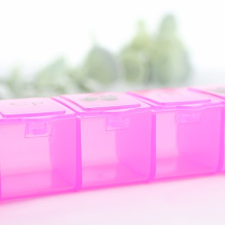 A tableter for a week with a chain, 7 sections, pink, Russian letters, 15 x 3 x 2 cm.-4