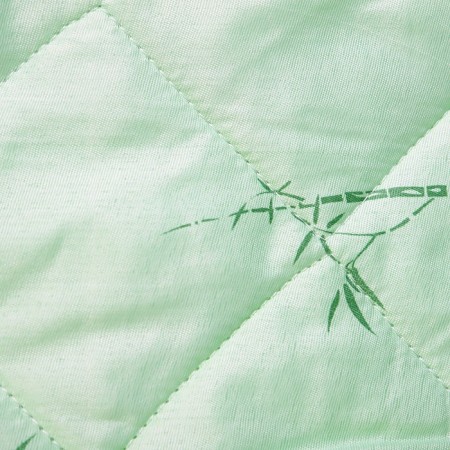 The blanket is a lightweight bamboo 172x205 cm, weight 960g, polyester. fiber, 150g/m, polyester-1