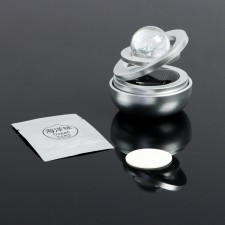 Assessoir on a panel with a flavor, gravitational rings, rotates from the sun, planet, silver
