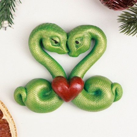 Figure with the suspension "couple of snakes" light green, 9.5x7.5cm