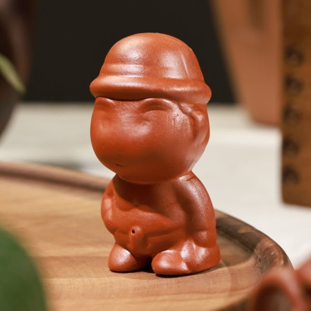 Figure for the tea ceremony "Pissing boy in a hat" 3.5x3.5x6cm-1