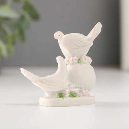 Polystone souvenir "Two pigeons on a ball with flowers" 6.4 cm-1