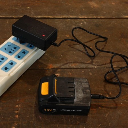 Charger DEKO DC16V, 16 V, 1.5 Ah, Li-Ion-4