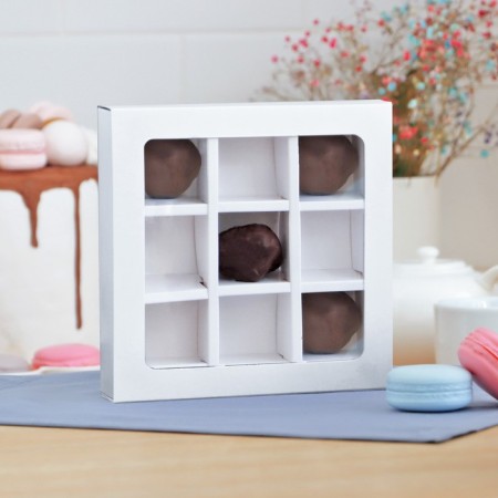 Folding box under 9 sweets, white, 13.8 x 13.8 x 3.8 cm
