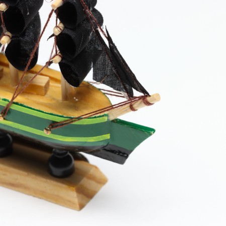 Duncan ship, 10x3x10 cm, green hull, black sails-2
