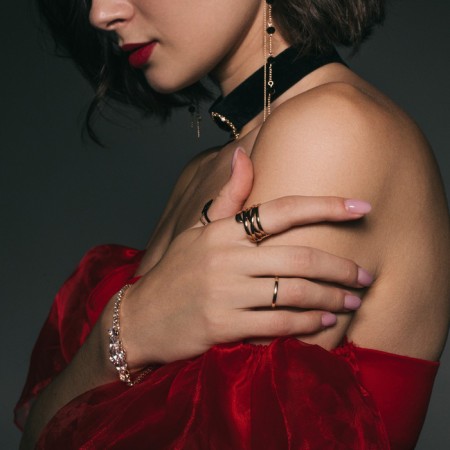 The ring "links" is wide, the color is gold, dimensionless-1