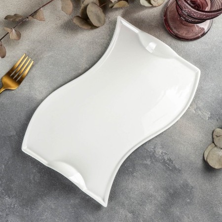 Porcelain dish, 26 × 17.5 cm, white color