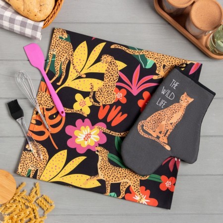 Gift set The Wild Life: a towel, a mittens, a hand, a brush, a blade, a whisk