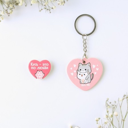The gift set “Kus is for love”, badge + keychain, 8.3 x 12 cm.-1