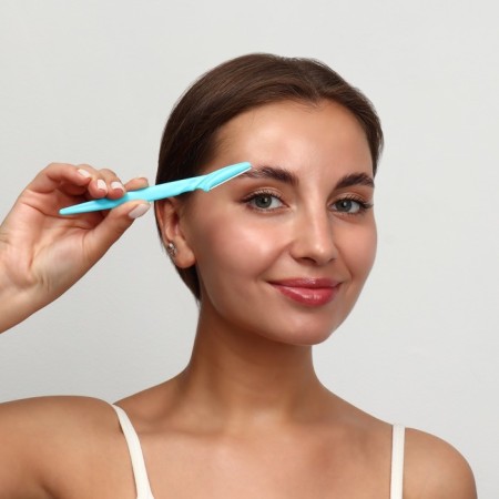 Razor for eyebrow correction, with a protective cover, 15 cm, mix color-7
