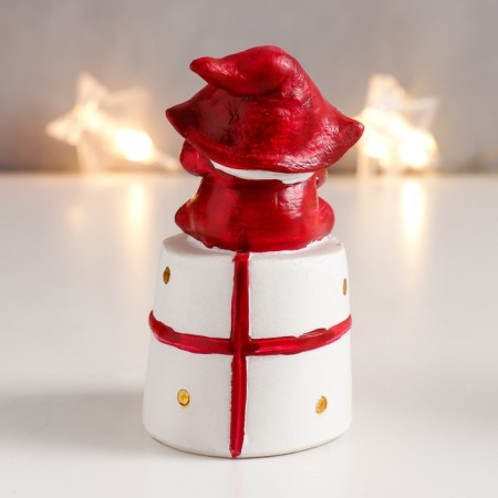 Polystone souvenir "Grandfather Frost in the dwarf cap on the gift" MIX 9x5x4 cm-3