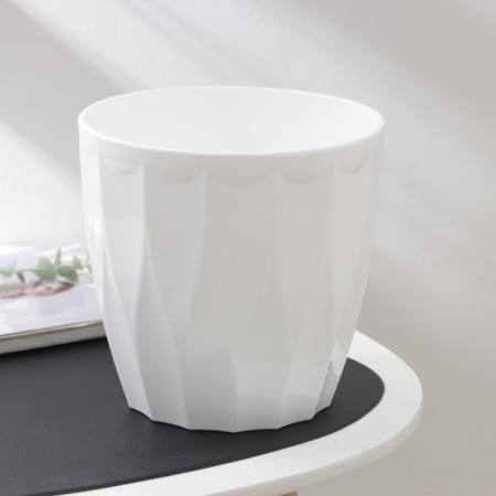 Kashpo for flowers with an insert “flute”, 4.5 l, d = 20 cm, h = 20 cm, white color