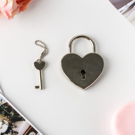 Wedding castle with the key "Love Forever."-4