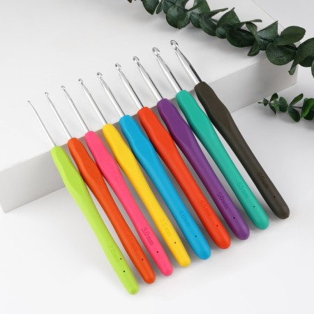 A set of hooks for knitting, d = 2-6 mm, 14 cm, 9 pcs, color colorful