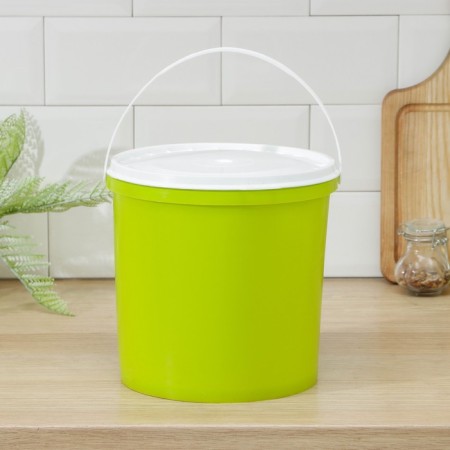 A bucket with a sealed lid, 5 l, color mix-5