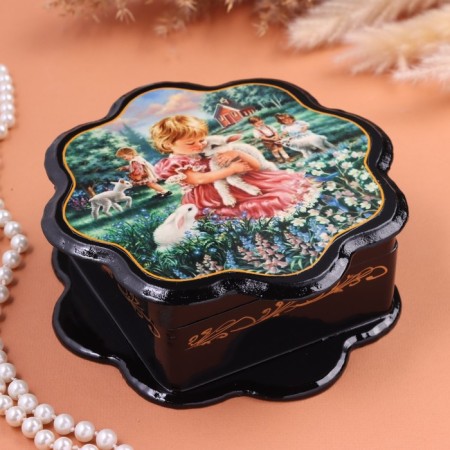 Casket "Children in the Meadow", black, 16 x 16 cm, lacquer miniature