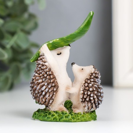 Souvenir Polystone "Hedgehog with a hedgehog under the leaf" "7.8x5.3x3.4 cm-3