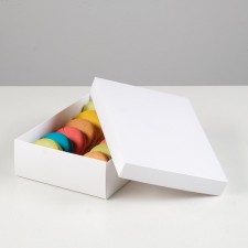 The box is folding, white, 21 x 15 x 5 cm