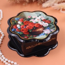 Rose box, black, 16 x 16 cm, lacquer miniature
