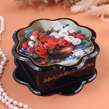 Rose box, black, 16 x 16 cm, lacquer miniature