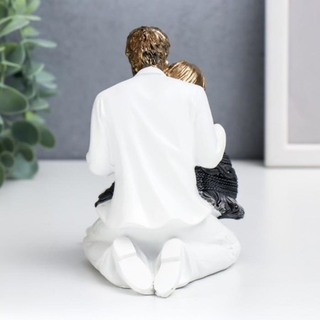 Souvenir Polystone "Dad, mom and child in white clothes, covered with scarf" 12.5x9x13.5 cm-2