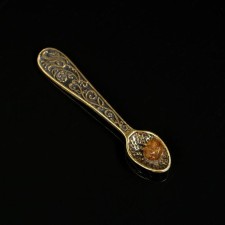 Сувенир кошельковый "Ложка-загребушка. Рука", латунь, янтарь, 3,2х0,6х0,3 см