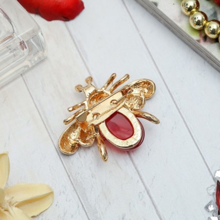 Brooch "Fly" in flight, color in gold-1