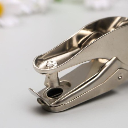 Punch for eyelets, 12.7x5.5x1.5 cm-1