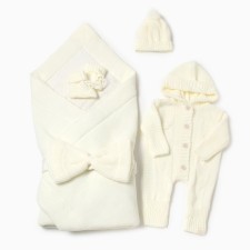 Set for discharge of baby I (blanket-convert, bow, overalls, booties, cap), milk