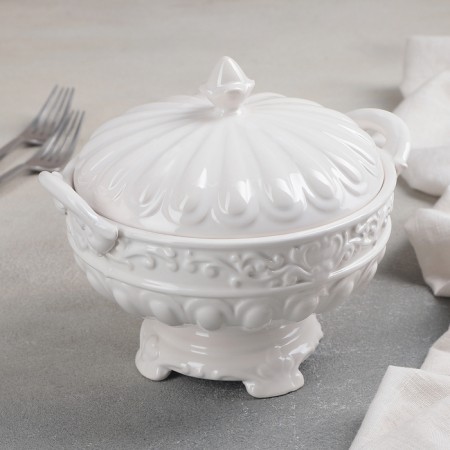 Ceramic dish with a “vintage” lid, 19.3 × 16.5 × 17 cm, white color