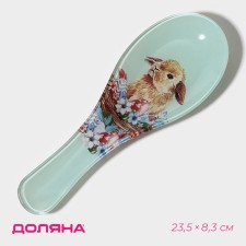 Glass stand under the spoon of the share 