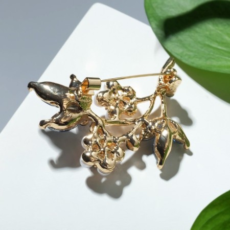 Brooch "Pearls" with glass sheets, white-blue color in gold-1